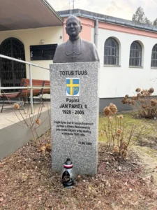 Pomnik Jana Pawła II w Ossowie