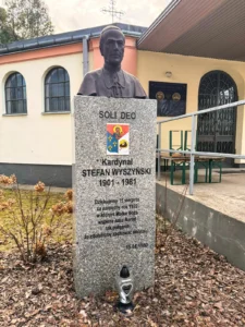 Pomnik Kardynała Stefana Wyszyńskiego w Ossowie